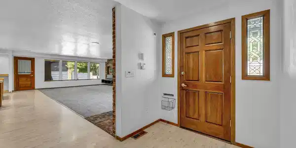 Image 4: Entryway