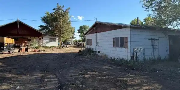 Image 4: back garage