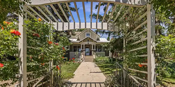 Image 3: Front Entrance