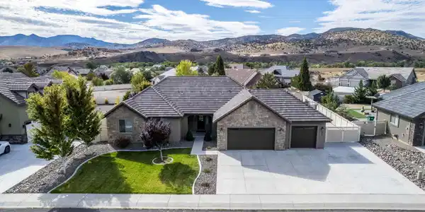 Image 4: 4-web-or-mls-DJI_0459-HDR