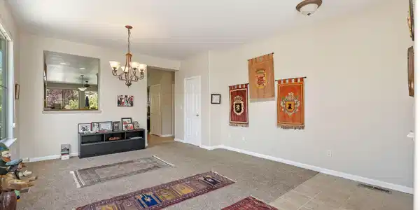 Image 4: Living Room