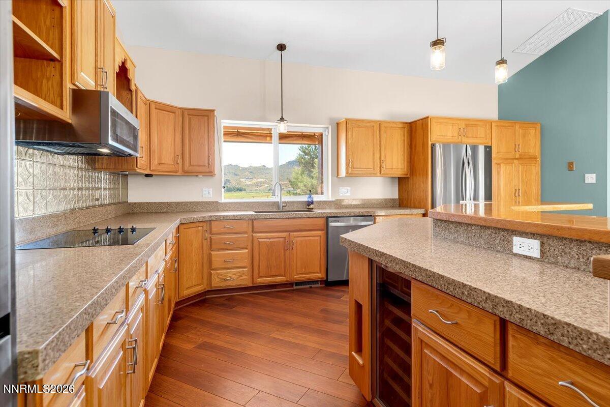 Image 4: Kitchen