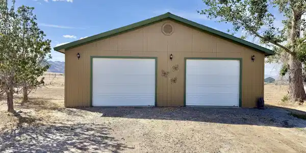 Image 4: Garage
