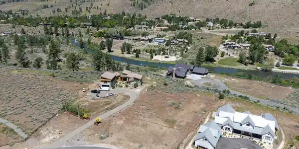 Image 2: RiverPines421-008