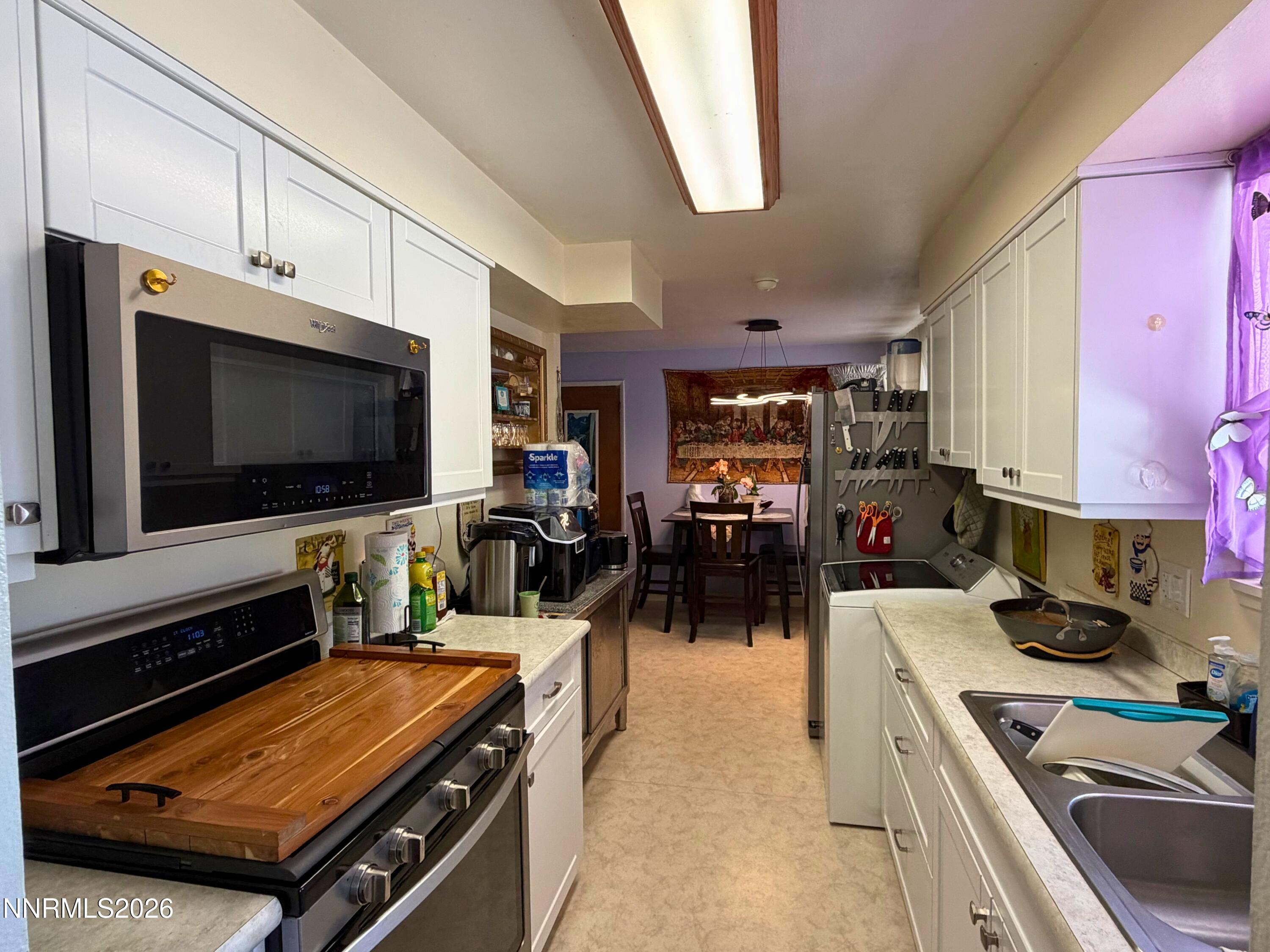 Image 4: kitchen