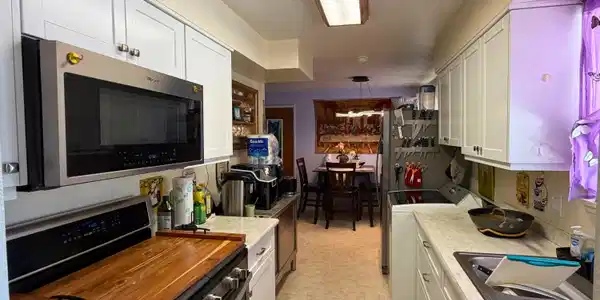 Image 4: kitchen