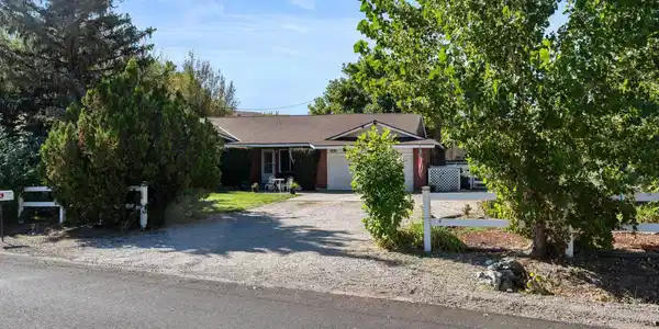 Image 4: 01-110 Laramie Dr-100