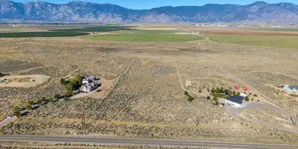 Image 4: 3-web-or-mls-2068-e-valley-rd