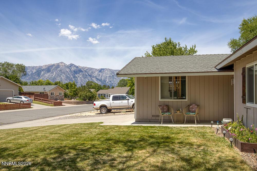 Image 2: Front Yard View 1000x700