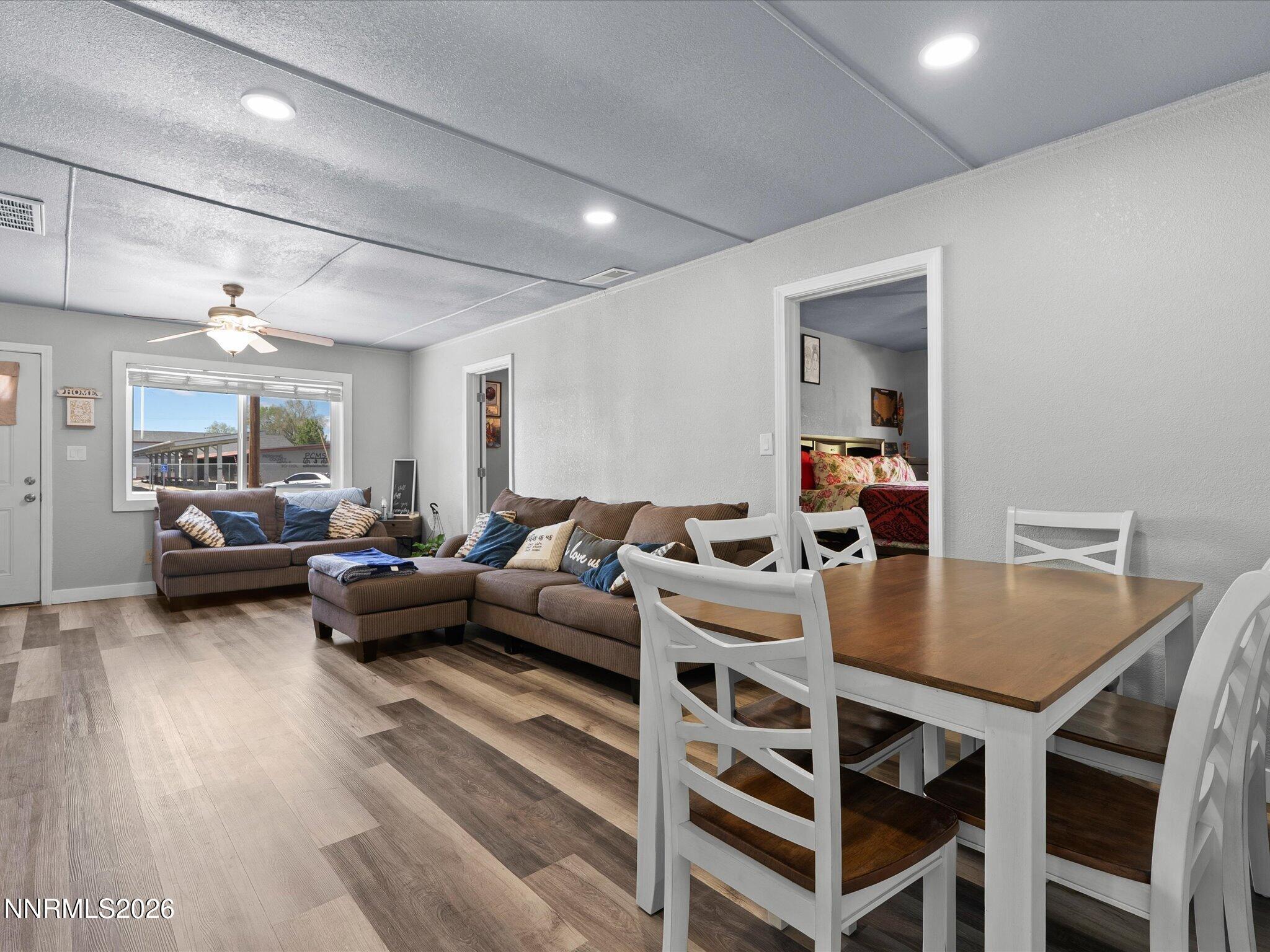 Image 4: 10-1350 Elmhurst Ave-109