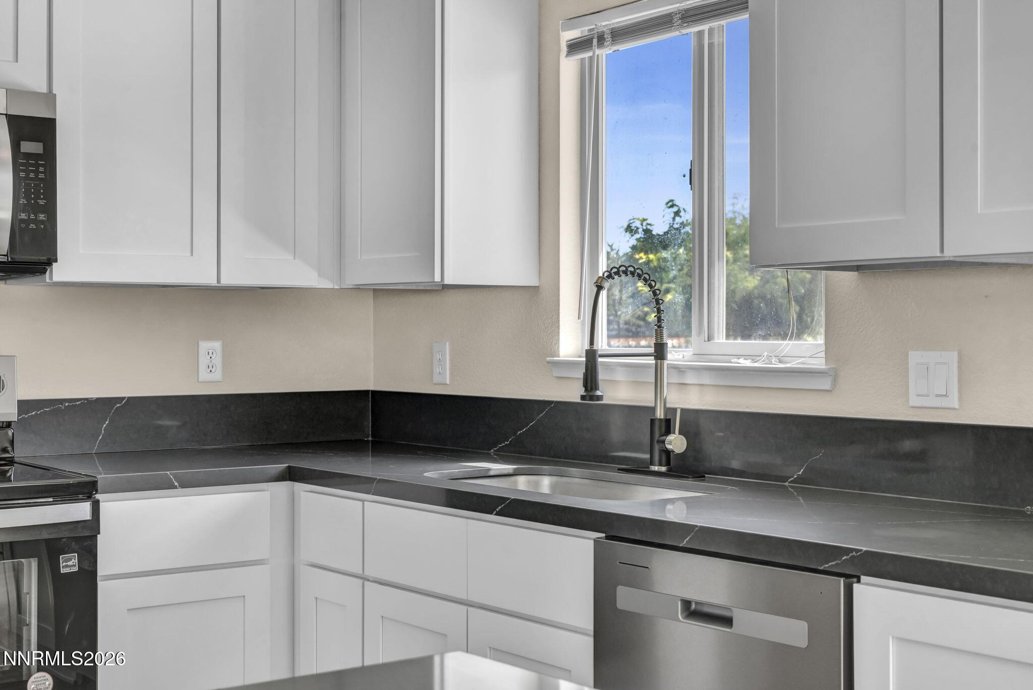 Image 4: 42-web-or-mls-345-nicole-dr