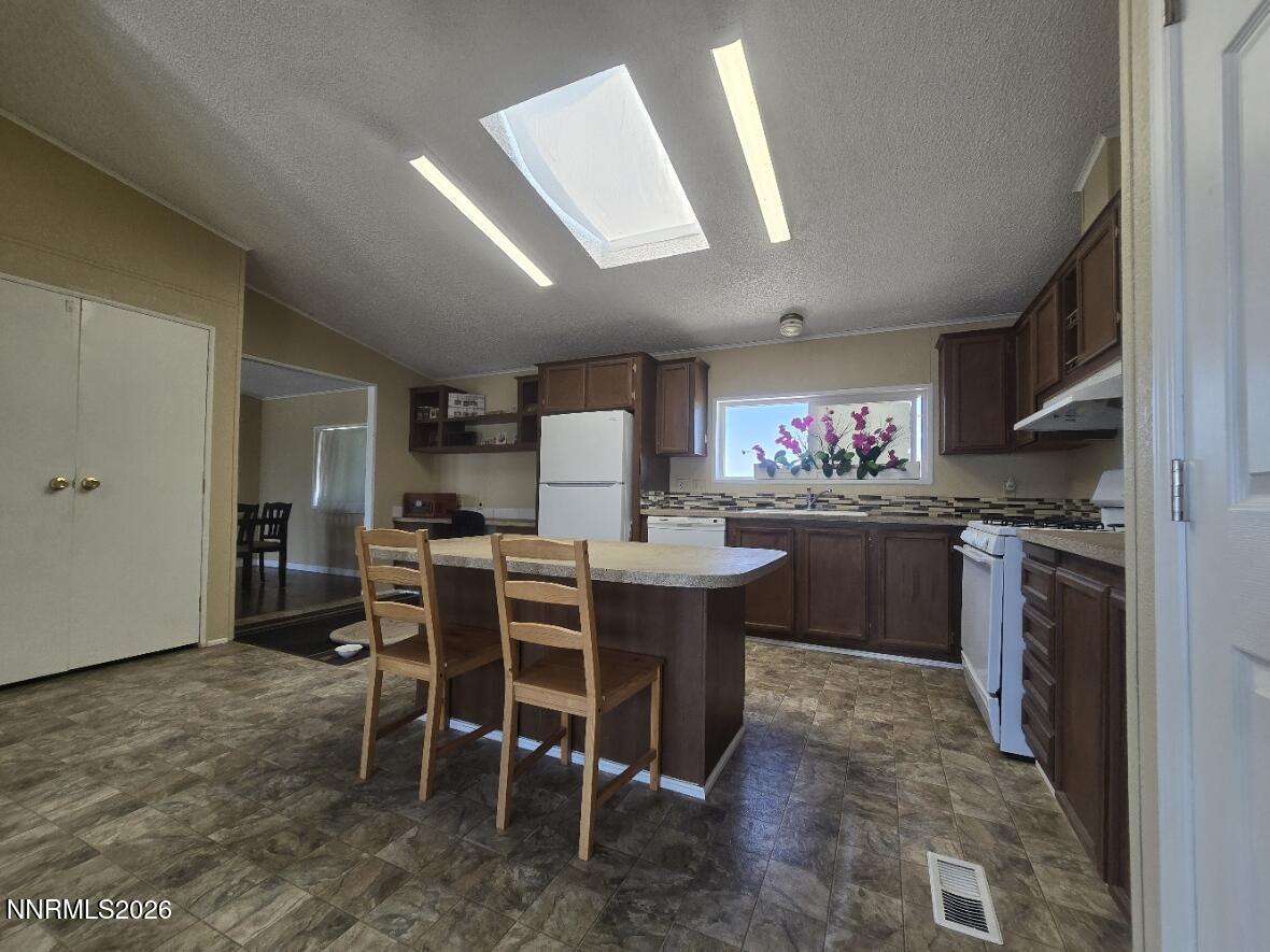 Image 2: Kitchen (1)