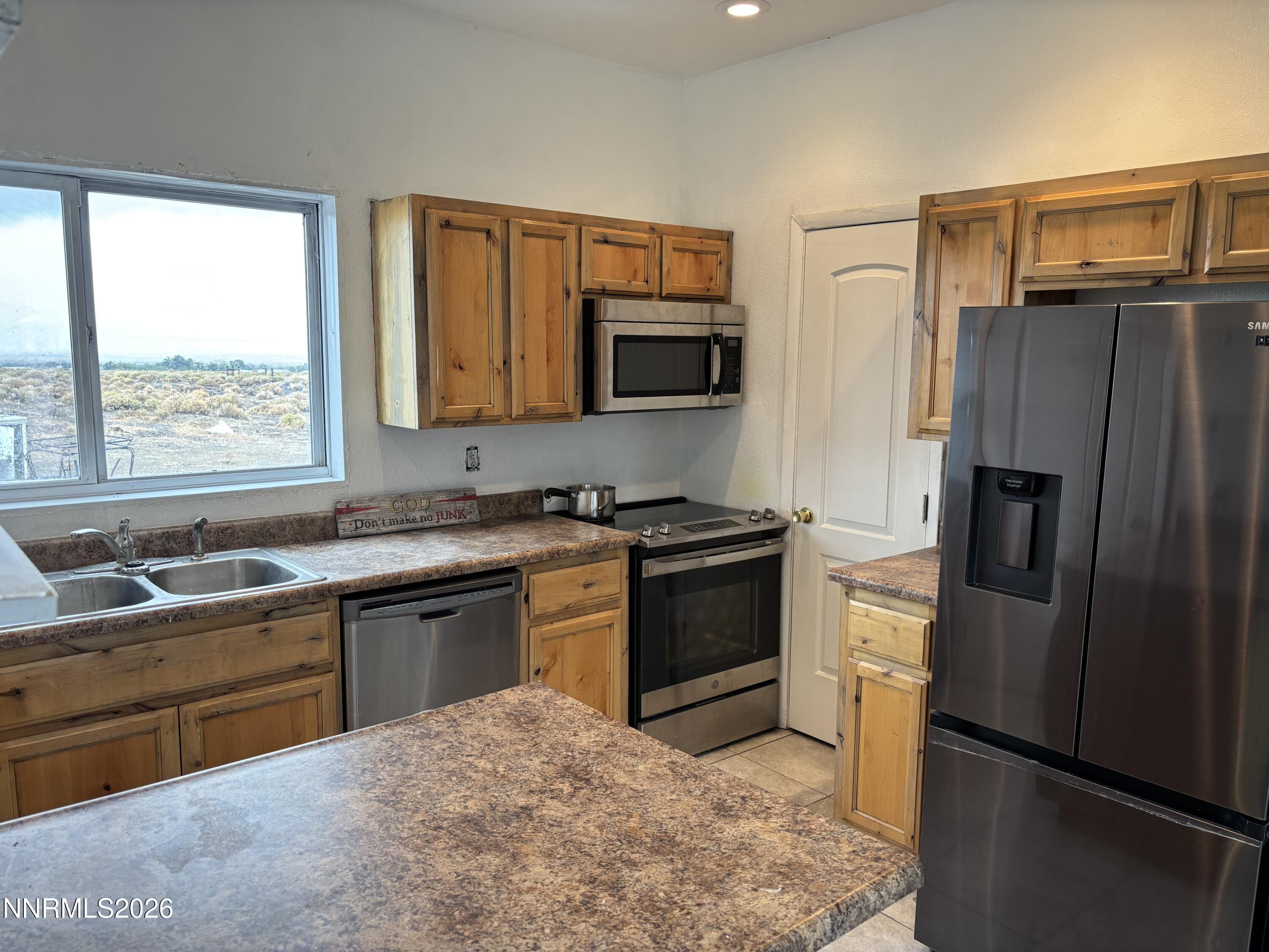 Image 2: 4500 Glenwood- kitchen