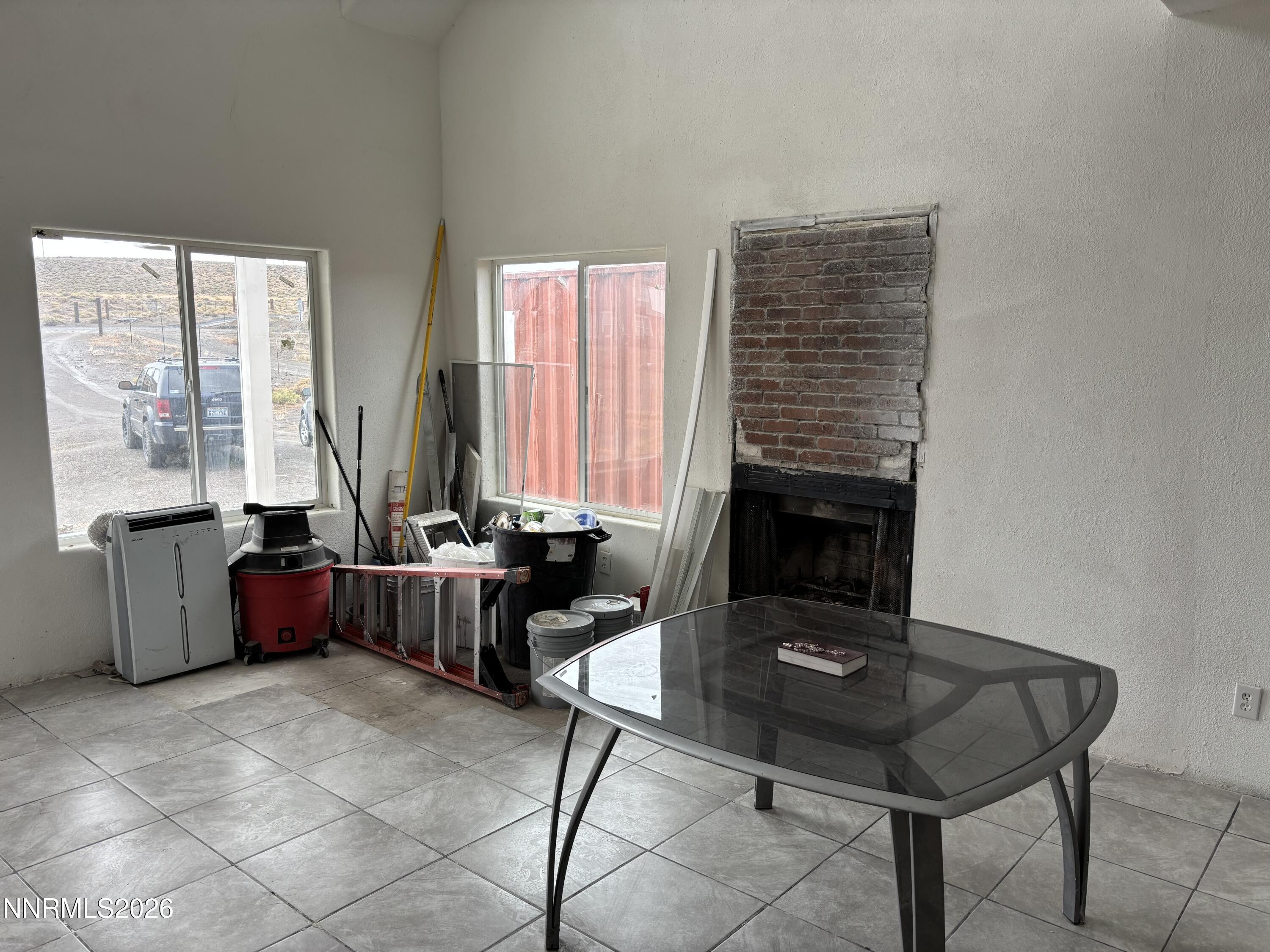 Image 3: 4500 Glenwood- living room