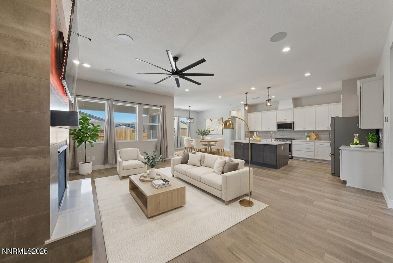 Image 3: Living Room