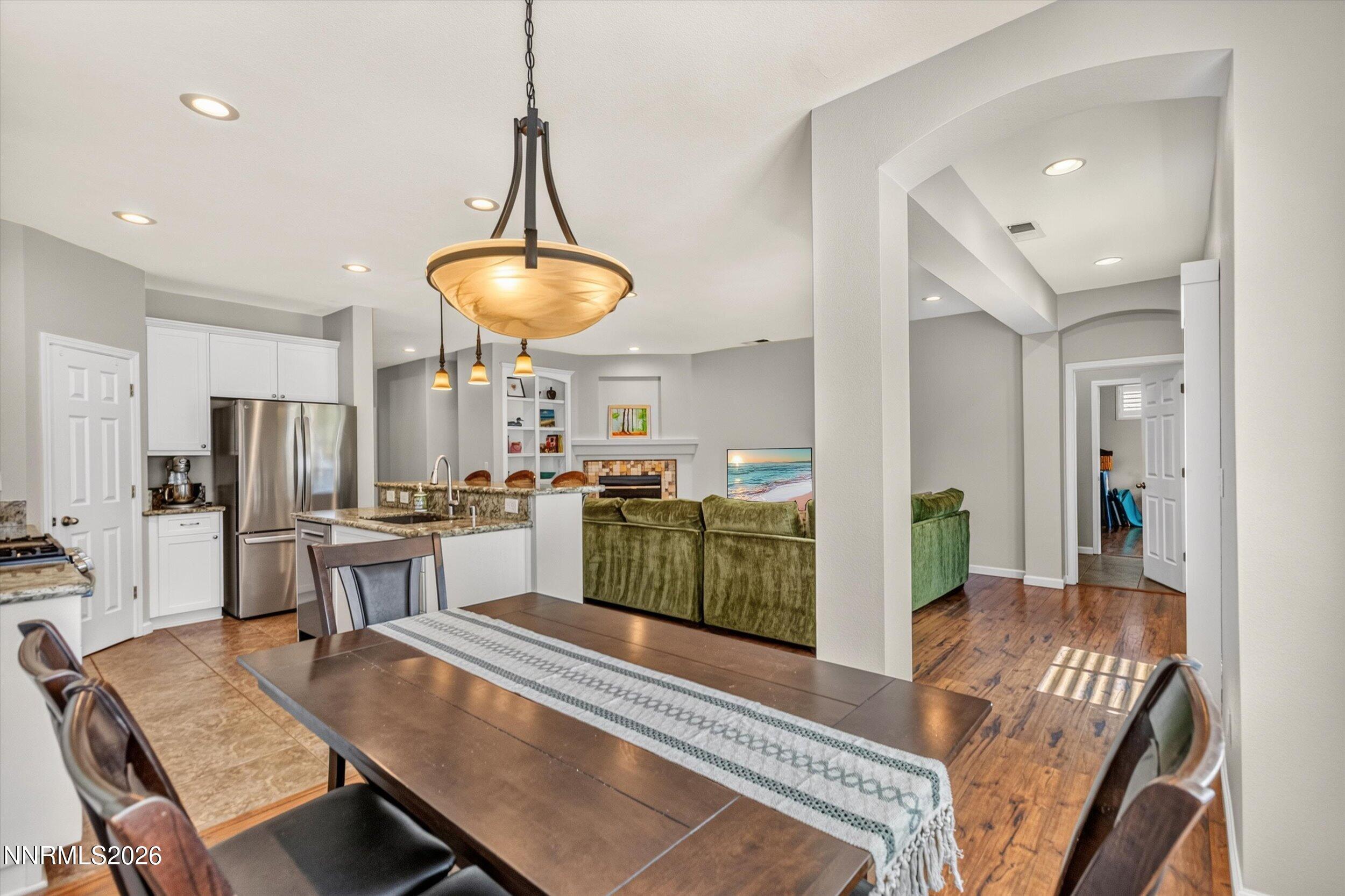 Image 4: 04-Dining into Kitchen_Living