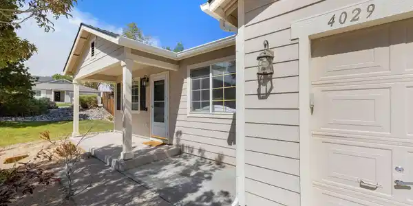 Image 3: 3-web-or-mls-4029 Kings row-5
