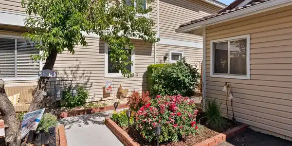 1122 Bradley Square