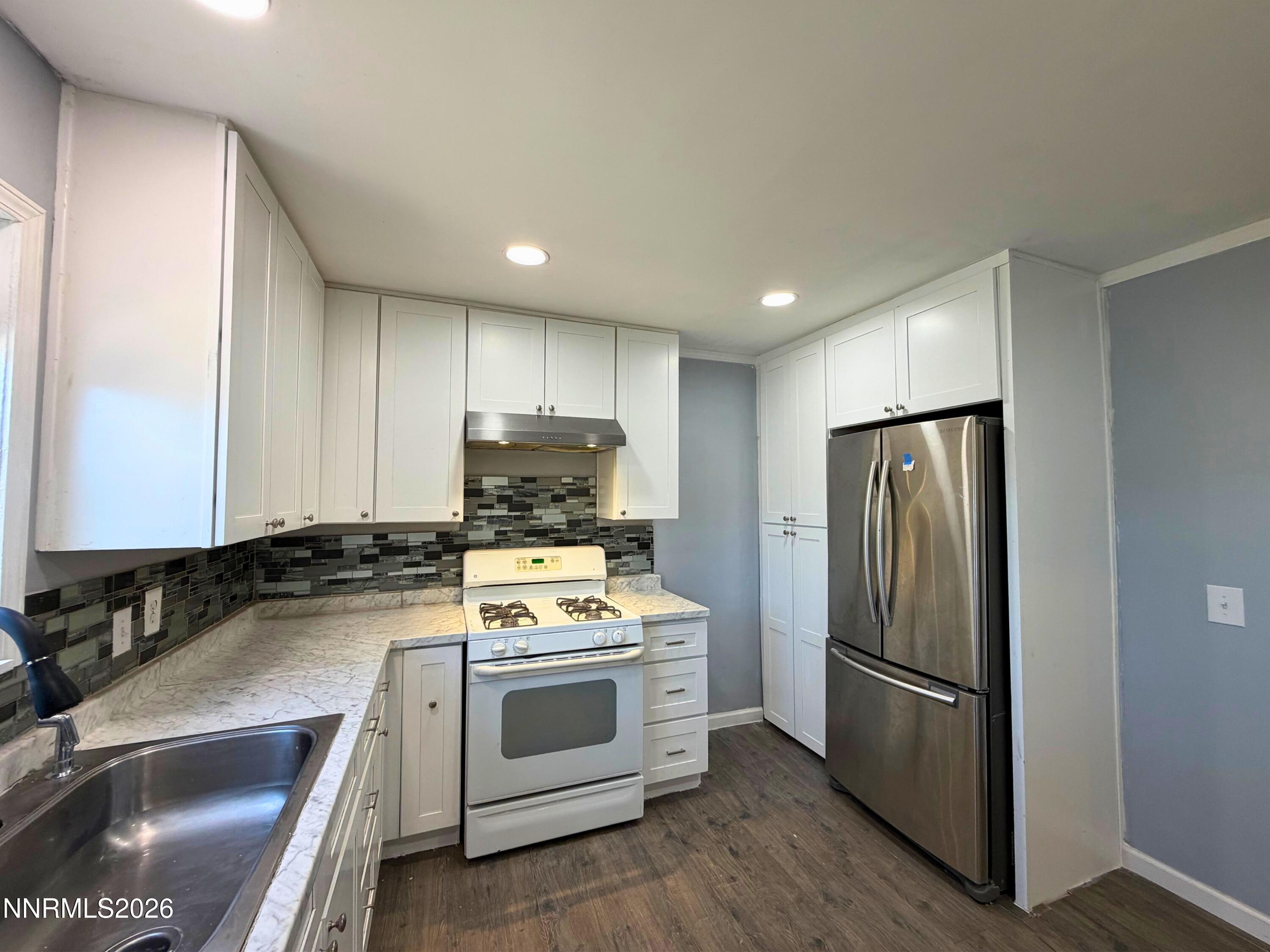 Image 4: Kitchen