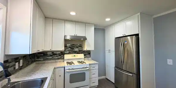 Image 4: Kitchen