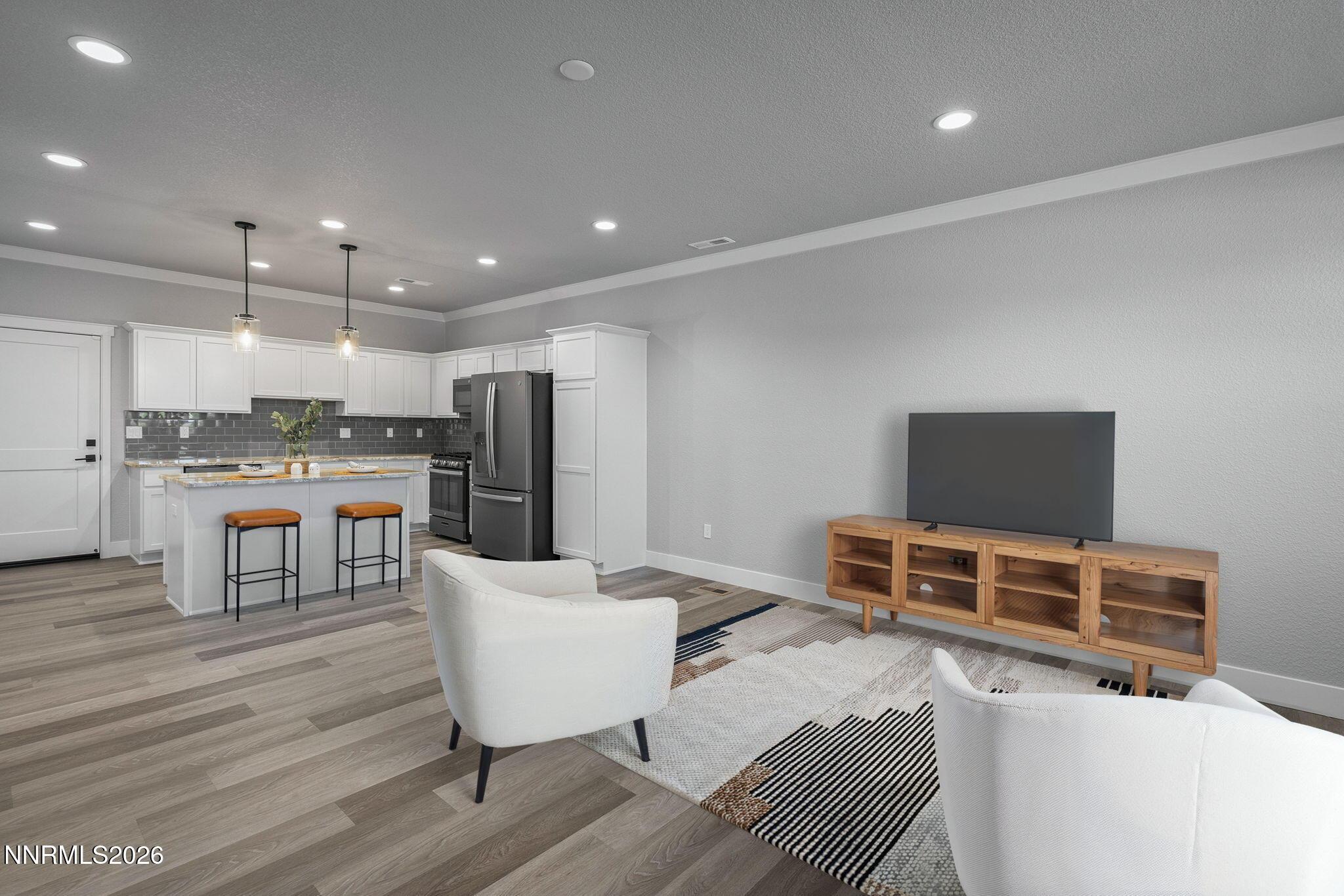 Image 3: 6-web-or-mls-18663_Village_Center_Dr_Liv
