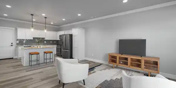 Image 3: 6-web-or-mls-18663_Village_Center_Dr_Liv