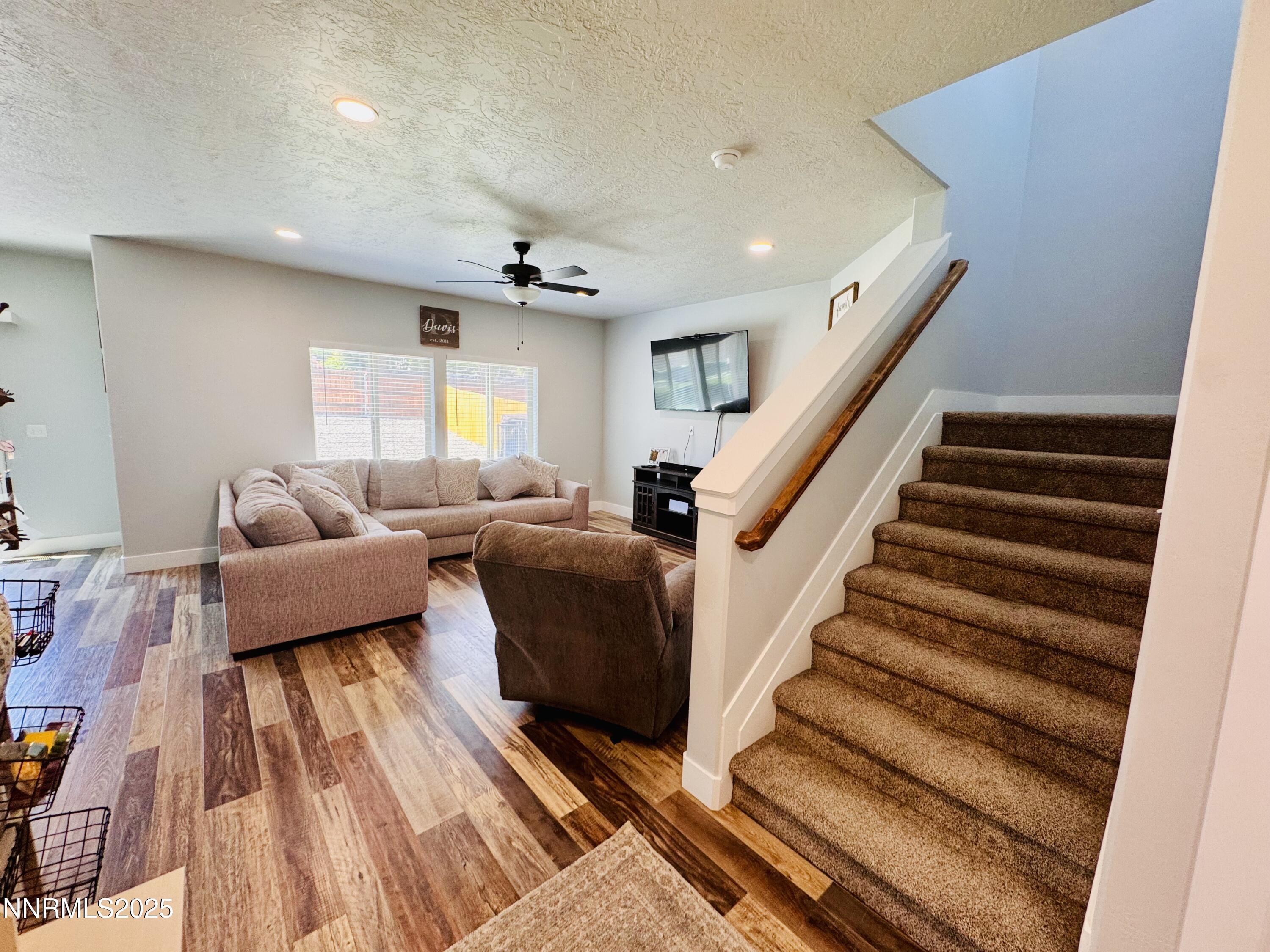 Image 4: Living Room