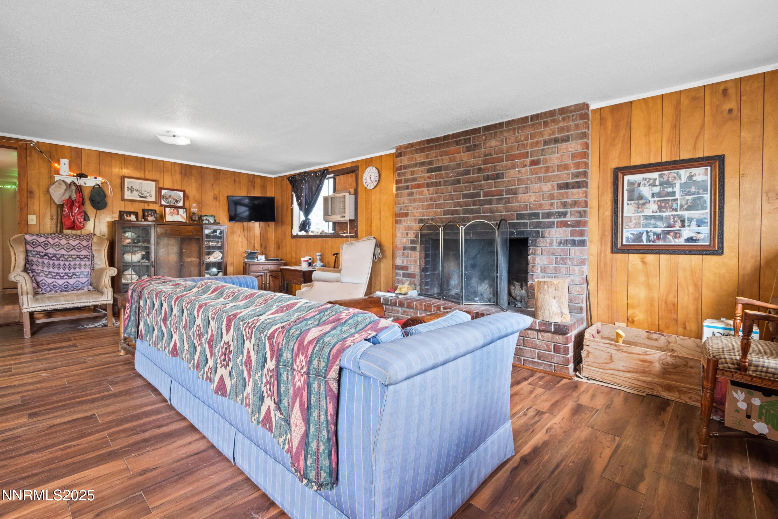 Image 4: Living Area