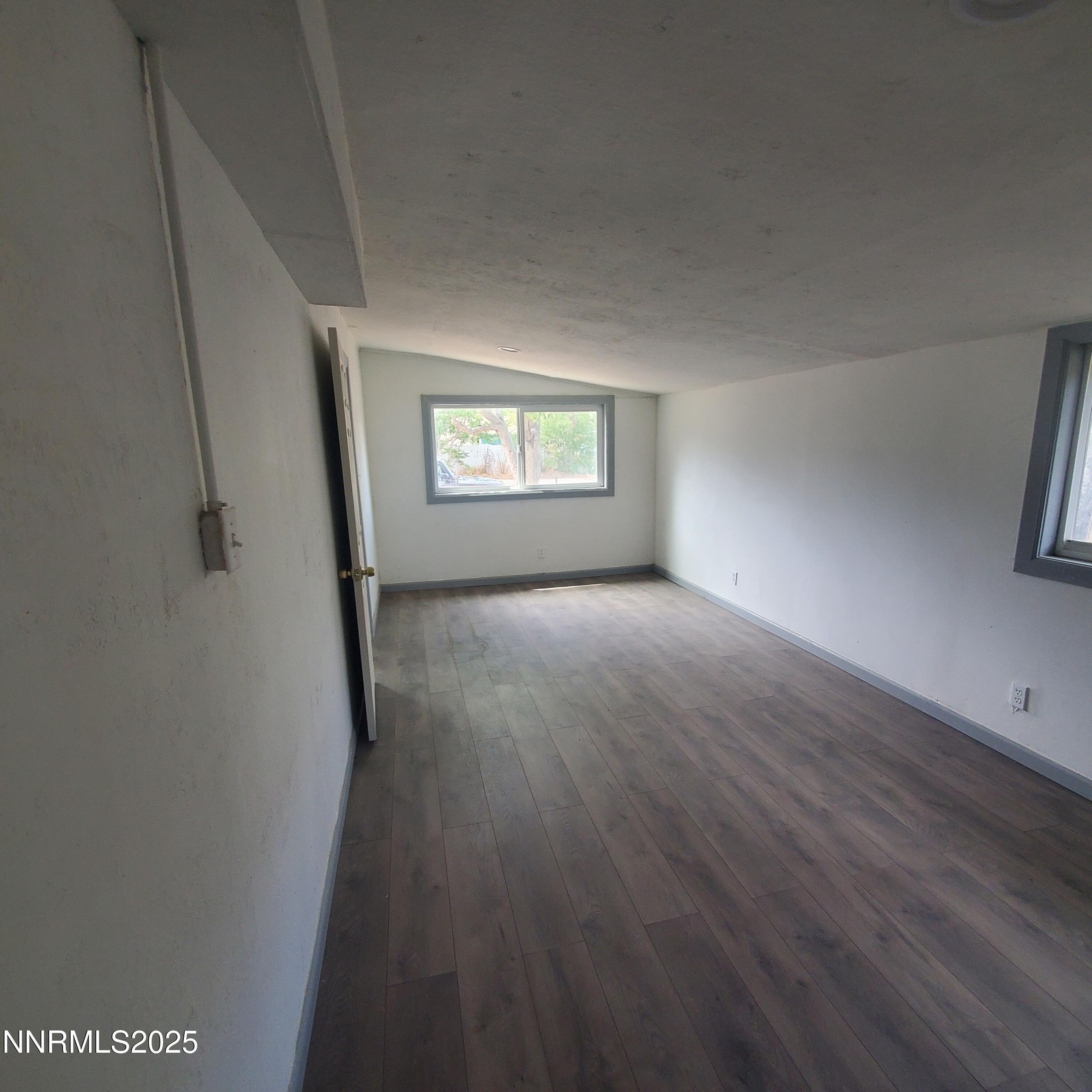 Image 4: 742 d street large room