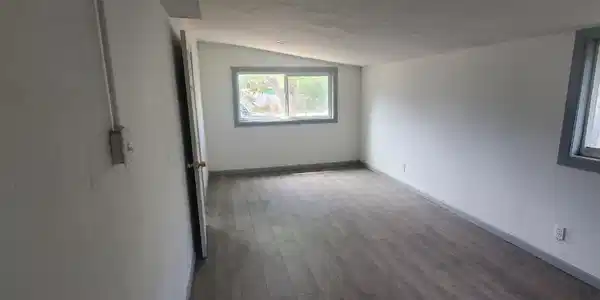 Image 4: 742 d street large room