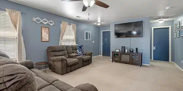 Image 3: Living Room
