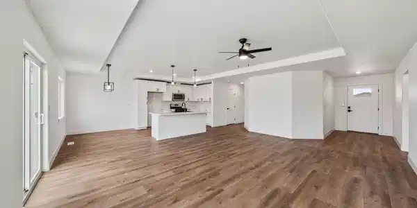 Image 4: Kitchen/Dining/Living
