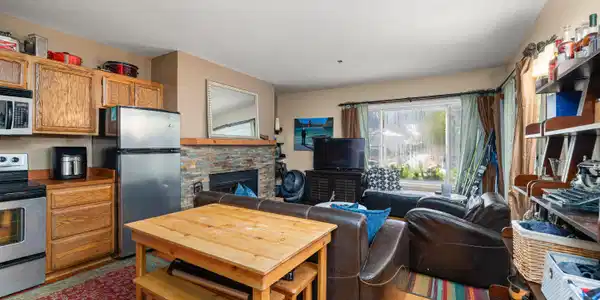Image 4: Living Area