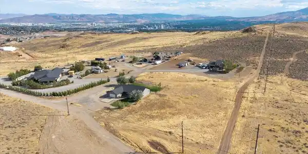 Image 2: 5305 Hoge Rd