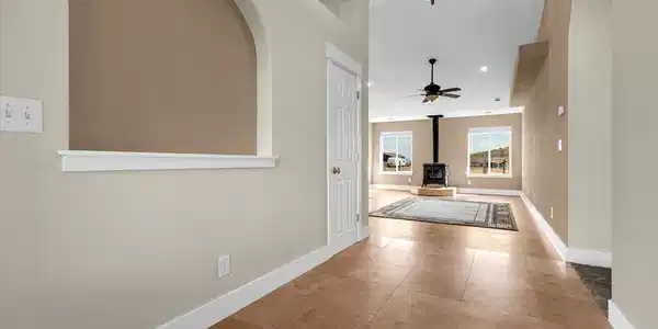 Image 3: Entrance/Foyer