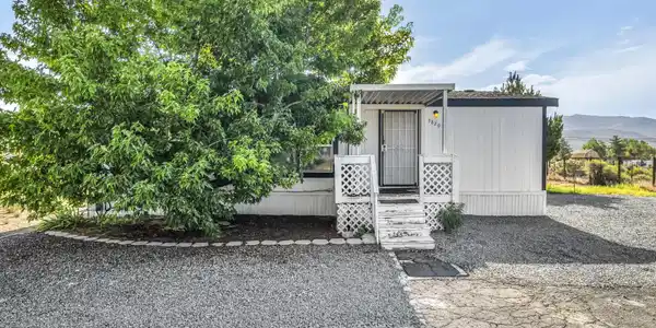 Image 3: 3-web-or-mls-3820-pershing-ln