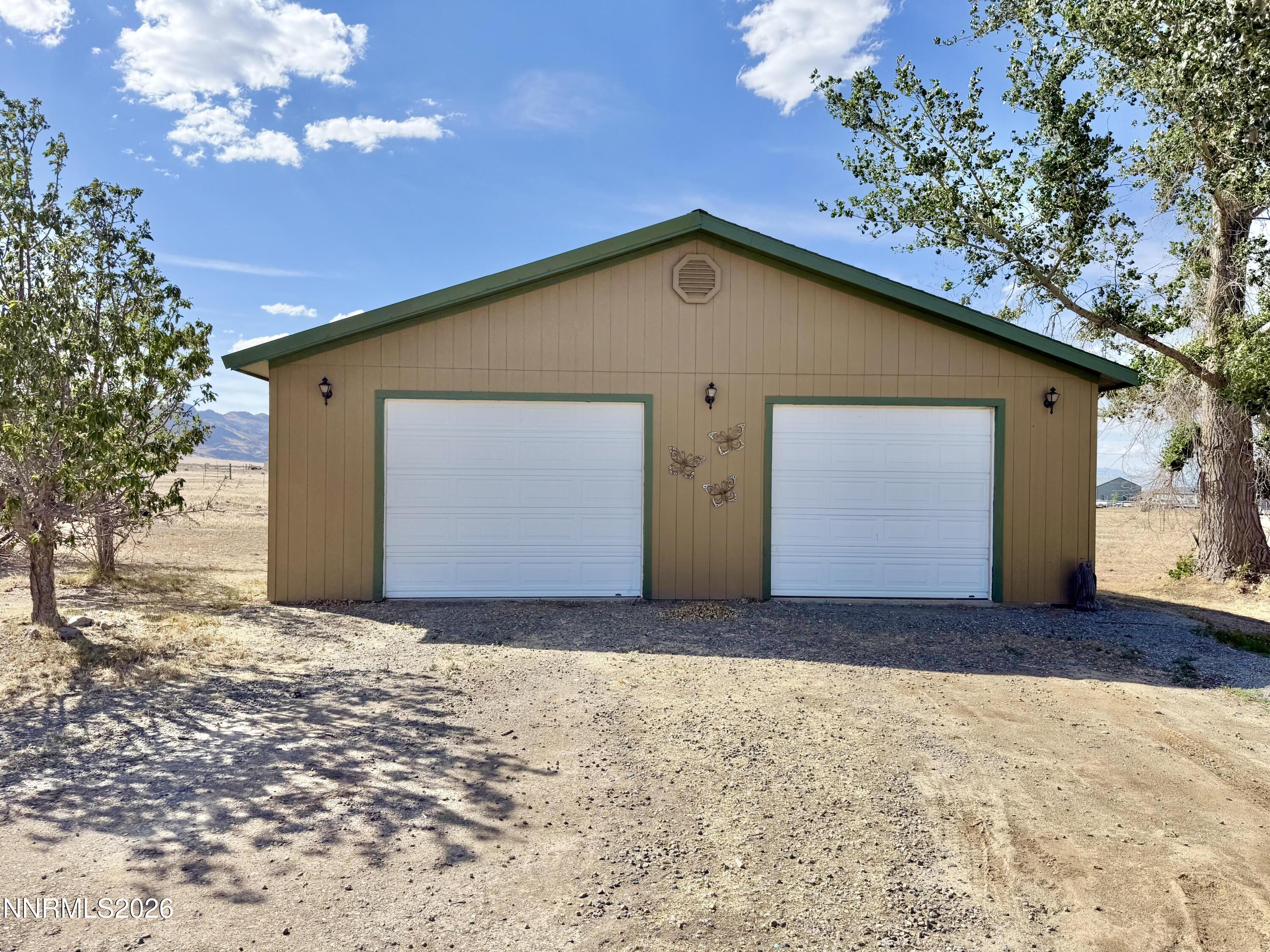 Image 4: Garage