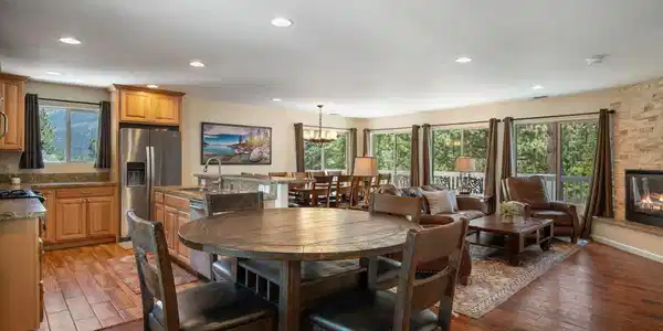 Image 2: Breakfast Area and Living Room