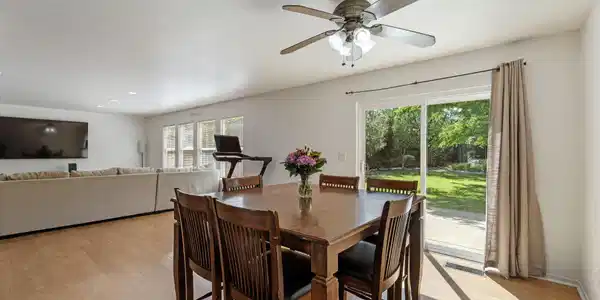 Image 4: Dining room