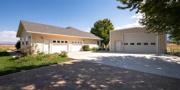 Image 2: 237 Laura Springs Cir-15