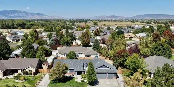 Image 2: Area 1010 Silveranch Dr.