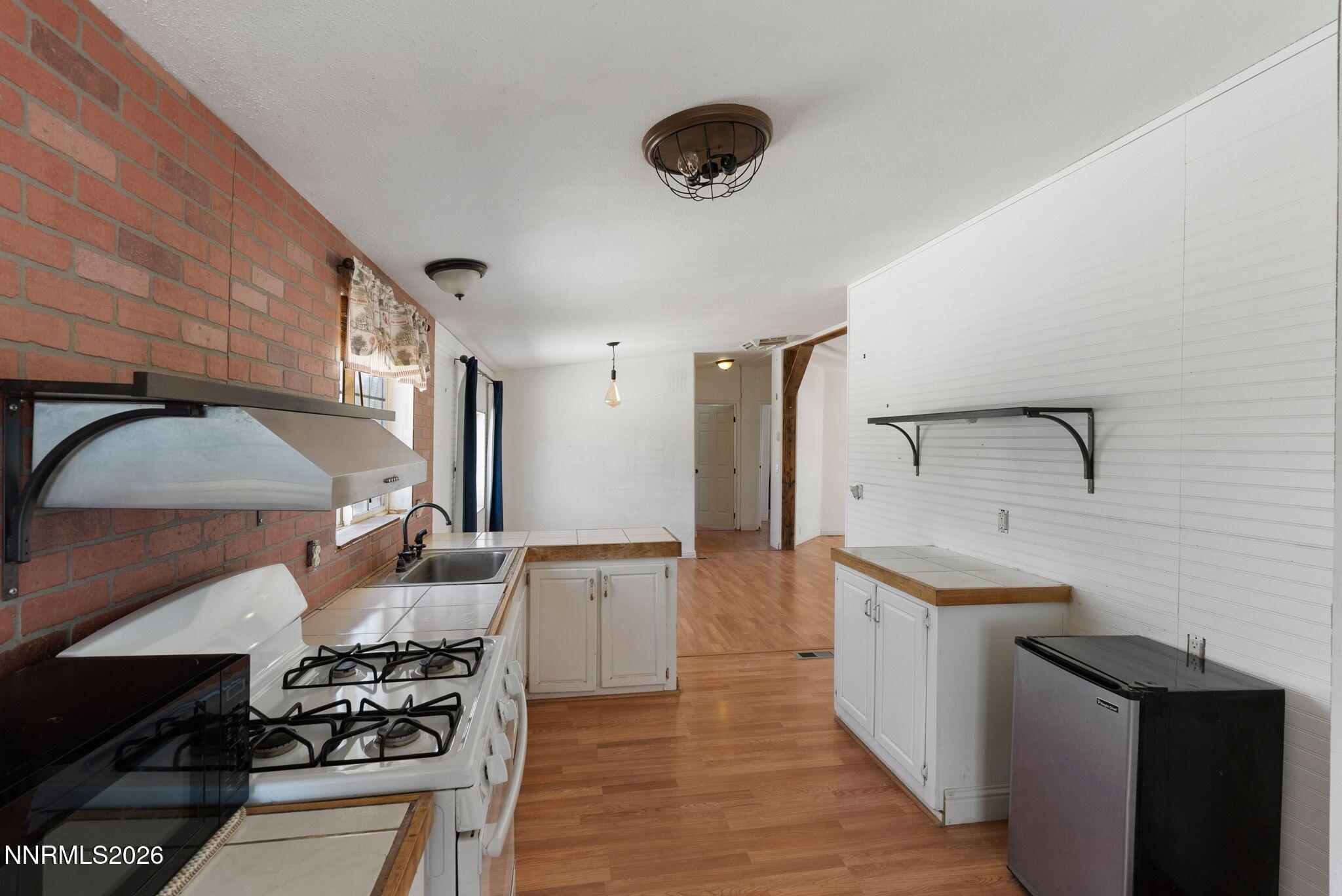 Image 3: 17-web-or-mls-6305 Crumlish St-21