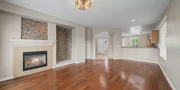 Image 4: 4-Living Room