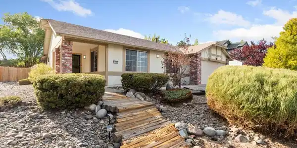 Image 2: 1731 Glen Oaks Drive (2 of 31)