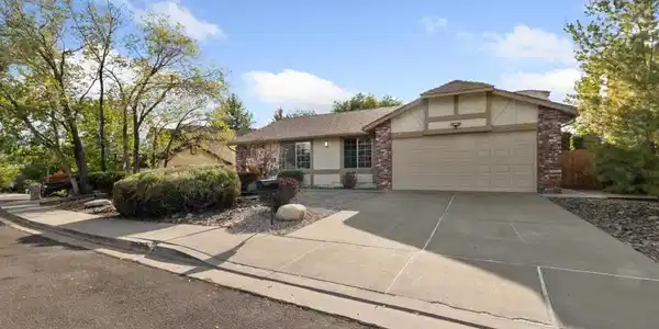 Image 3: 1731 Glen Oaks Drive (3 of 31)