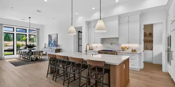 Image 4: KITCHEN