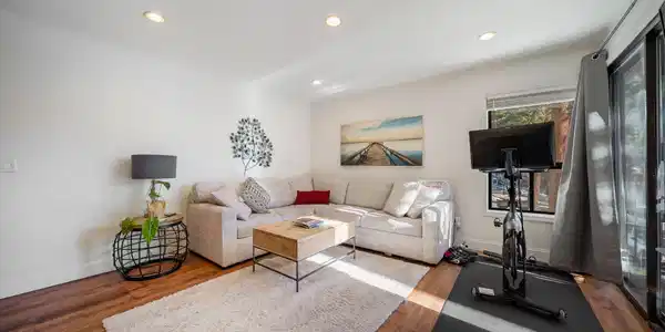 Image 2: 7-web-or-mls-699 Hogan Ct-4