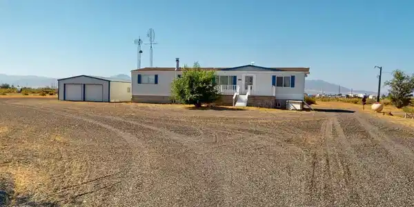 Image 3: Front and Garage
