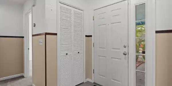 Image 3: 435 Front Entry