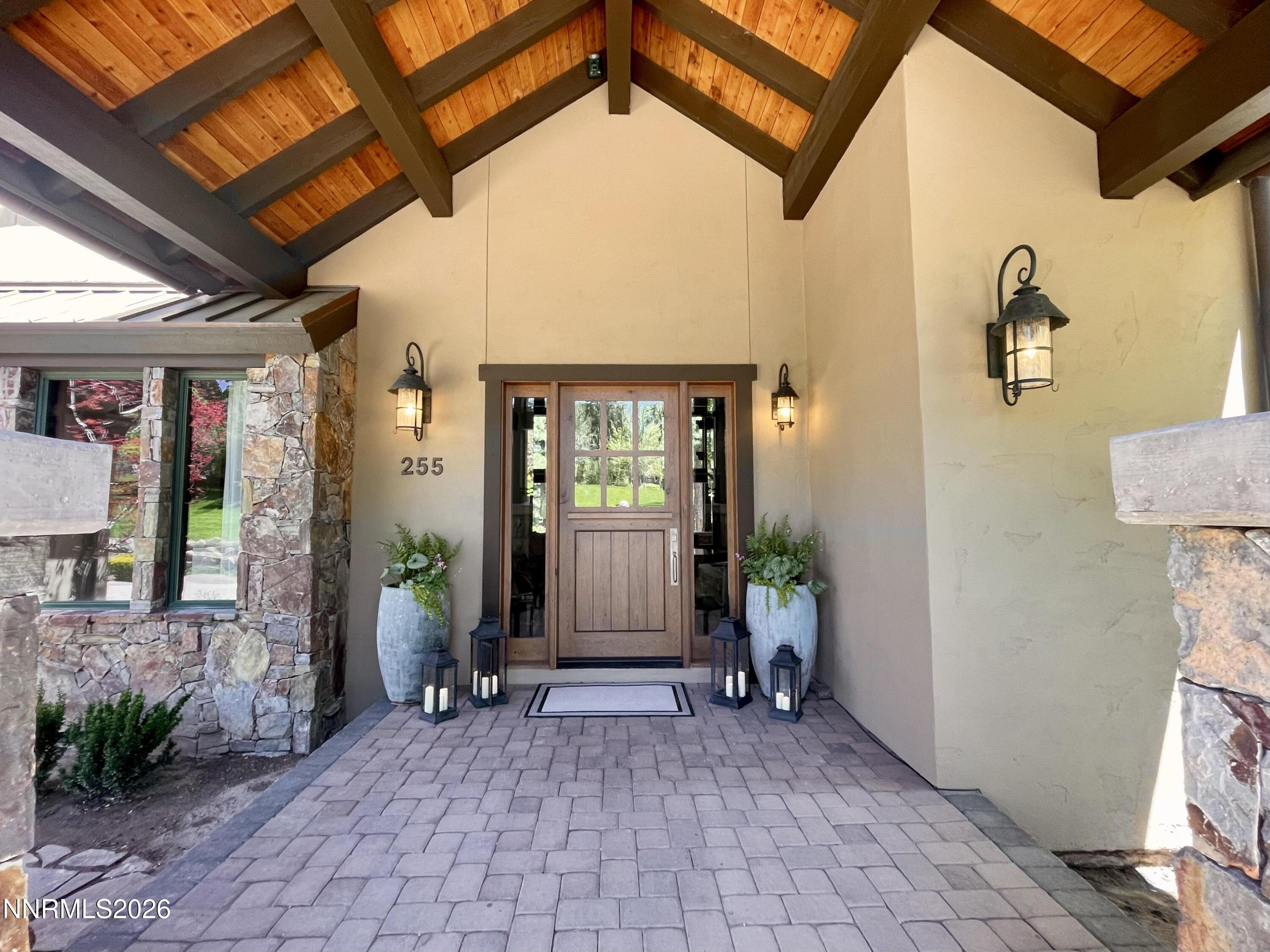Image 4: Front entry